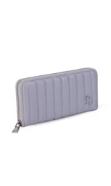 Billetera de dama en símil cuero color negro, de diseño acolchado con costuras verticales que forman relieves y cierre perimetral. Incluye monograma en la esquina inferior y viene con caja de presentación estampada.