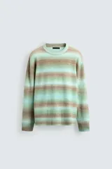 Jersey de punto con ajuste relajado, cuello redondo y manga larga. Presenta un diseño de rayas horizontales difuminadas en tonos verde agua y marrón, con acabados en rib en cuello, puños y ruedo.