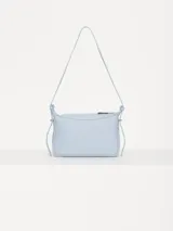 Mini cartera bandolera de cuero vacuno flor color negro con interior al tono. La correa regulable combina cuero y pelo, y lleva hebillas metálicas personalizadas.