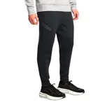 Pantalón de jogging Under Armour modelo Unstoppable Fleece, color negro, con cintura elástica, bolsillos laterales con cierre y puños ajustados en los tobillos.