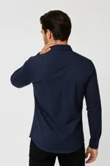 Buzo negro de cuello redondo con el texto "MAN EDITION" estampado en el pecho, de manga larga con puños elastizados y diseño liso.