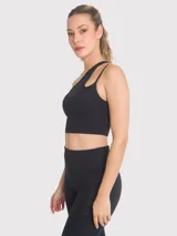 Top deportivo negro de diseño asimétrico con un hombro descubierto, una tira delgada adicional y sujetador integrado con almohadillas removibles.
