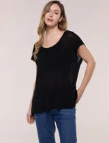 Blusa negra de tejido de punto fino con hilos de lúrex brillante, escote redondo amplio, mangas cortas con hombros caídos y silueta semi holgada.