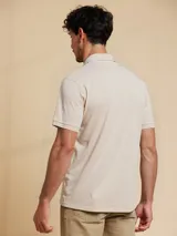 Remera polo salmón de corte regular, confeccionada en algodón. Presenta cuello clásico con botones y logo bordado en el pecho.