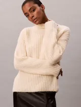 Sweater Calvin Klein de cuello alto y tejido de punto inglés, color blanco, de corte regular y mangas largas con diseño holgado.