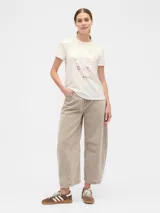 Remera de manga corta, cuello redondo, color gris melange, con estampado frontal en rojo que dice "GAP SPORT SAN FRANCISCO EST. 1969".