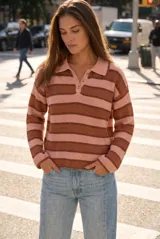 Sweater de punto con diseño de rayas horizontales en color marrón y azul. Presenta cuello tipo polo con cierre frontal de tres botones y mangas largas con puños acanalados. Posee un corte oversize.