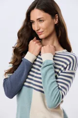 Buzo tejido de algodón con diseño colorblock y rayas, de cuello redondo y manga larga.