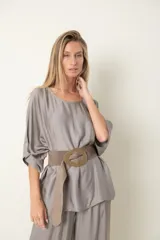 Blusa italiana en satén de seda color visón, modelo pañuelo.