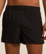 Bermuda deportiva masculina modelo runner, confeccionada en tejido técnico de poliéster con elastano. Presenta cintura elástica con cordón interno de ajuste, recortes laterales y bajo redondeado para mayor libertad de movimiento.
