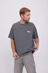 Camiseta gris de manga corta y cuello redondo con estampado pequeño en el pecho.