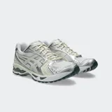 Championes Asics Gel Kayano 14 de estilo retro, color plateado y gris con detalles en dorado, confeccionados con malla y revestimientos sintéticos metalizados, equipados con tecnología GEL en la suela para mayor amortiguación.