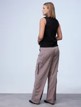 Blusa negra sin mangas, símil gamuza, con cuello alto.