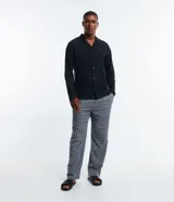 Pantalón de pijama masculino de franela con estampado de cuadros grises y negros, cintura elástica y lazo ajustable.