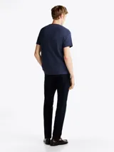 Remera de puro algodón jaspeado color azul marino, con cuello redondo y logo de Tommy Hilfiger bordado en el pecho.