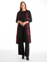 Chaleco largo tejido de la marca Tahari, con diseño tribal en color rojo sobre fondo negro. Presenta un corte recto y abierto al frente.