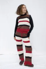 Pantalón tejido artesanalmente a rayas horizontales en tonos marrón, beige, negro y rojo.