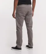Pantalón skinny negro de sarga con elastano, estilo social, con cierre de botón y cremallera, y cintura con trabillas.