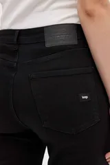 Jean de tiro medio con corte ajustado desde la cintura hasta los tobillos, diseñado para realzar la silueta.