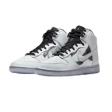 Championes Nike Dunk High con diseño de caña alta, cuerpo en cuero blanco con paneles laterales en negro brillante y detalles metálicos cromados. Presenta suela translúcida y cordones negros.
