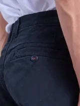 Pantalón cargo color azul marino, confeccionado en sarga de algodón con spandex. Presenta bolsillos laterales tipo cargo con solapa y etiqueta de la marca Benson & Thomas.