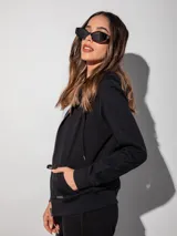 Canguro azul marino con capucha, cierre frontal y bolsillos tipo canguro.