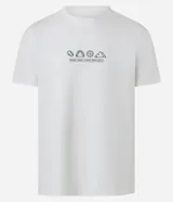 Remera de algodón de corte regular, color blanco, con cuello redondo y manga corta. Presenta una estampa localizada minimalista con íconos relacionados con viajes y naturaleza.