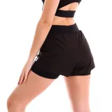 Short deportivo Asics modelo 2in1 color negro, con calza interna ajustada y cintura elástica con cordón ajustable. Cuenta con el logo de la marca estampado en blanco en el lateral.