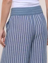 Pantalón palazzo crop a rayas azules y blancas, con tiro alto, pretina ancha de crochet elástico y bolsillos frontales de parche.