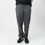 Pantalón cargo gris de corte recto, con cintura ajustable con cordón, bolsillos laterales tipo cargo con cierre y bolsillos traseros con solapa.