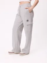 Pantalon de jogging de corte recto color gris melange, con cintura elastizada con cordón de ajuste y bolsillos laterales tipo cargo con solapa.
