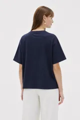 Remera verde militar de manga corta, cuello redondo y corte holgado. Cuenta con un estampado frontal estilo póster con la inscripción "Contemporary Art Gallery" y el gráfico de una flor.