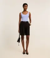 Blusa musculosa color gris claro, con escote en U y breteles anchos. Confeccionada en poliamida y poliéster.