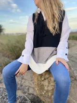 Chaleco largo tejido a rayas horizontales en color negro en la parte superior, tostado en el medio y blanco en la parte inferior.