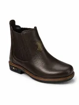 Bota tipo chelsea de cuero marrón con textura granulada, paneles elásticos laterales y suela de goma con detalle de logo metálico en el talón.