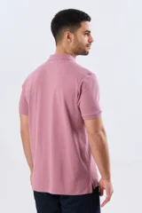 Remera polo de piqué de algodón color azul, de manga corta, con cuello camisero, cierre frontal de dos botones y pequeño logo bordado en el pecho.