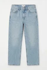 Jeans de tiro medio con corte recto desde la cadera hasta el bajo, de color celeste claro. Diseño clásico de cinco bolsillos con cierre de cremallera y botón metálico.