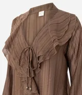 Blusa bata Marfinno de liocel marrón con estampa rayada, escote en V con amarre y jabot frontal con volados. Presenta mangas largas con volumen y puños con elástico.