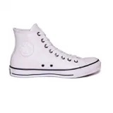 Championes Converse Chuck Taylor All Star de caña alta, color blanco de cuero, con detalles en negro en la suela y ojales metálicos.