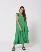 Vestido largo de simil lino con volados en el ruedo y mangas cortas con volados.