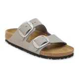 Sandalias Birkenstock modelo Arizona Big Buckle, color gris piedra, con dos correas ajustables de cuero y hebillas metálicas grandes. Presentan plantilla anatómica de corcho y suela de goma negra.