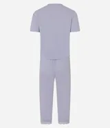 Conjunto de pijama lila compuesto por una blusa de manga corta con escote en V y detalle de encaje, y un pantalón capri con cintura elástica y detalle de encaje en el ruedo.