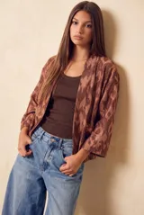 Kimono de viscosa color cobre con estampado geométrico abstracto en tonos marrones y destellos metalizados, de mangas 3/4 y diseño fluido y abierto.