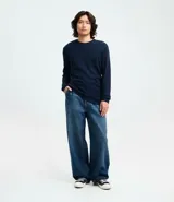 Remera de manga larga con cuello redondo y textura, de corte regular. Confeccionada en una mezcla de algodón, poliéster y viscosa.