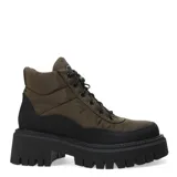 Botas de caña media color negro, acordonadas, con suela track y plataforma.