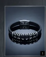 Pulsera de diseño moderno compuesta por una banda de goma negra con eslabones rectangulares de acero inoxidable entrelazados.