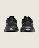 Championes Vans modelo Ultrarange 2.0, de diseño deportivo y ligero en color negro. Presentan una construcción en malla transpirable con refuerzos sintéticos, puntera de goma moldeada y la icónica banda lateral Sidestripe en tono gris oscuro. Cuentan con entresuela UltraCush Lite para mayor amortiguación y suela dentada para mejor tracción.