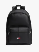 Mochila Tommy Jeans Essential Daily en color negro, confeccionada en poliuretano y poliéster. Cuenta con un compartimento principal con cierre de cremallera, un bolsillo exterior frontal con cierre y el logo bordado de la marca. Dispone de asa superior y correas ajustables acolchadas.