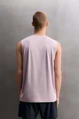 Musculosa de entrenamiento Zara Athleticz, confeccionada en tejido técnico ligero y elástico con zonas perforadas para mayor transpirabilidad. Presenta cuello redondo, corte regular fit y detalle de logo estampado en el pecho y el ruedo.
