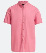 Camisa negra de algodón con corte slim, cuello mao, manga corta y abotonadura frontal.